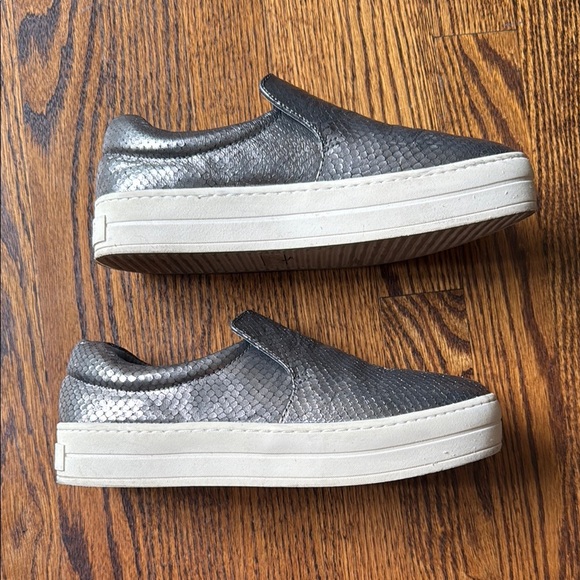 J Slides Women’s 8.5 Metallic Slip-On Sneakers - Picture 4 of 8